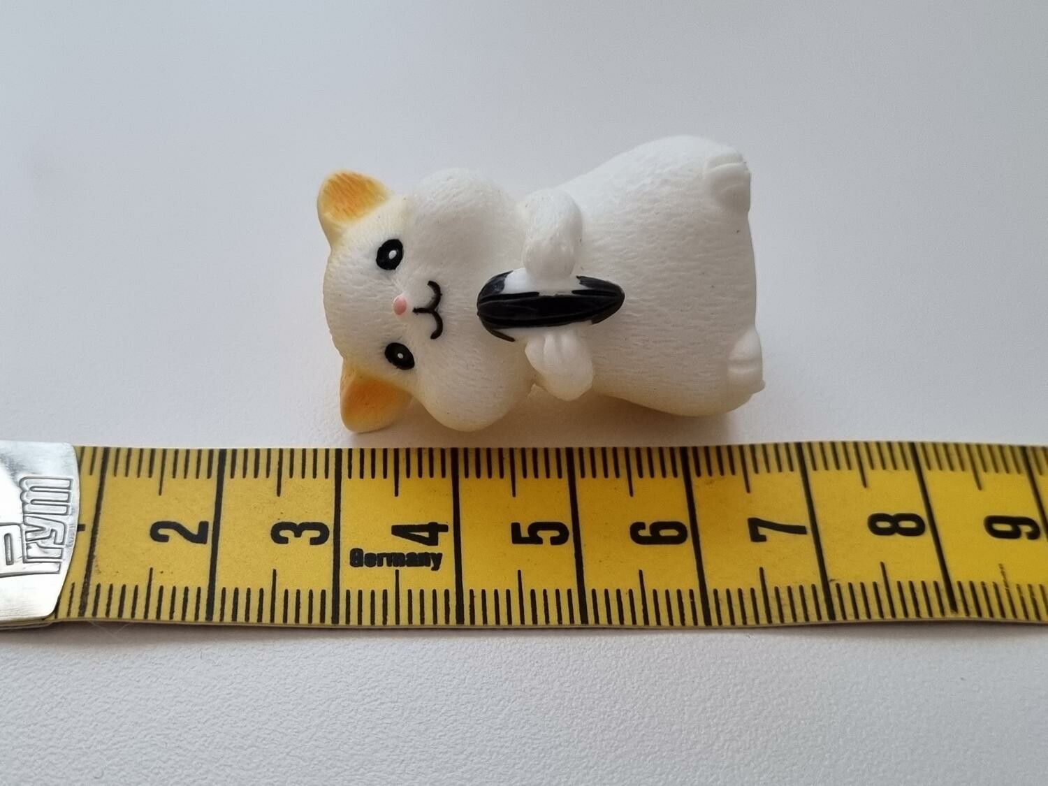 Handmålat marsvin / hamster. Figur miniatyr (vit/cremefärgad)