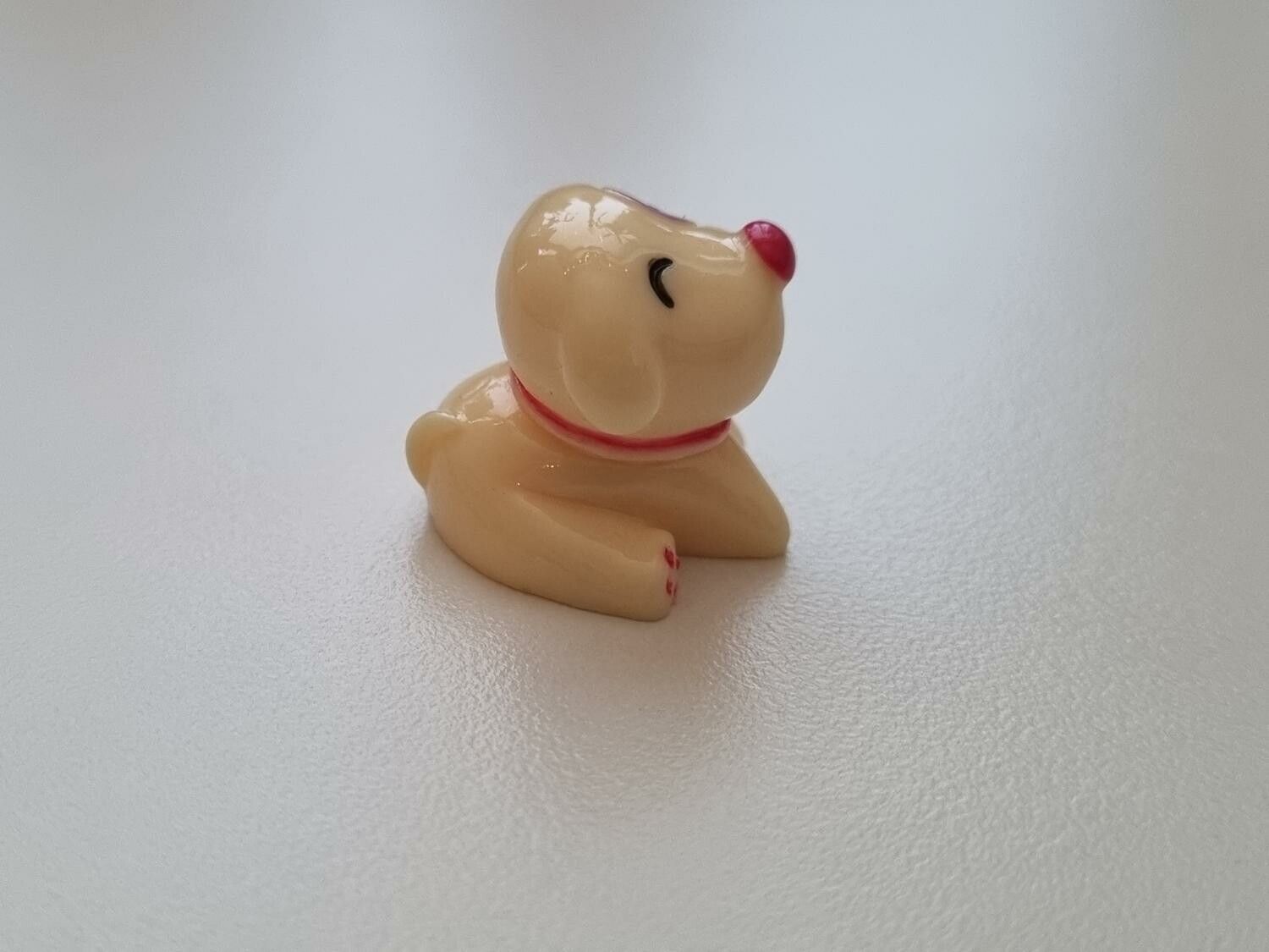 1 st glad liten hund, figur miniatyr (cremefärgad)