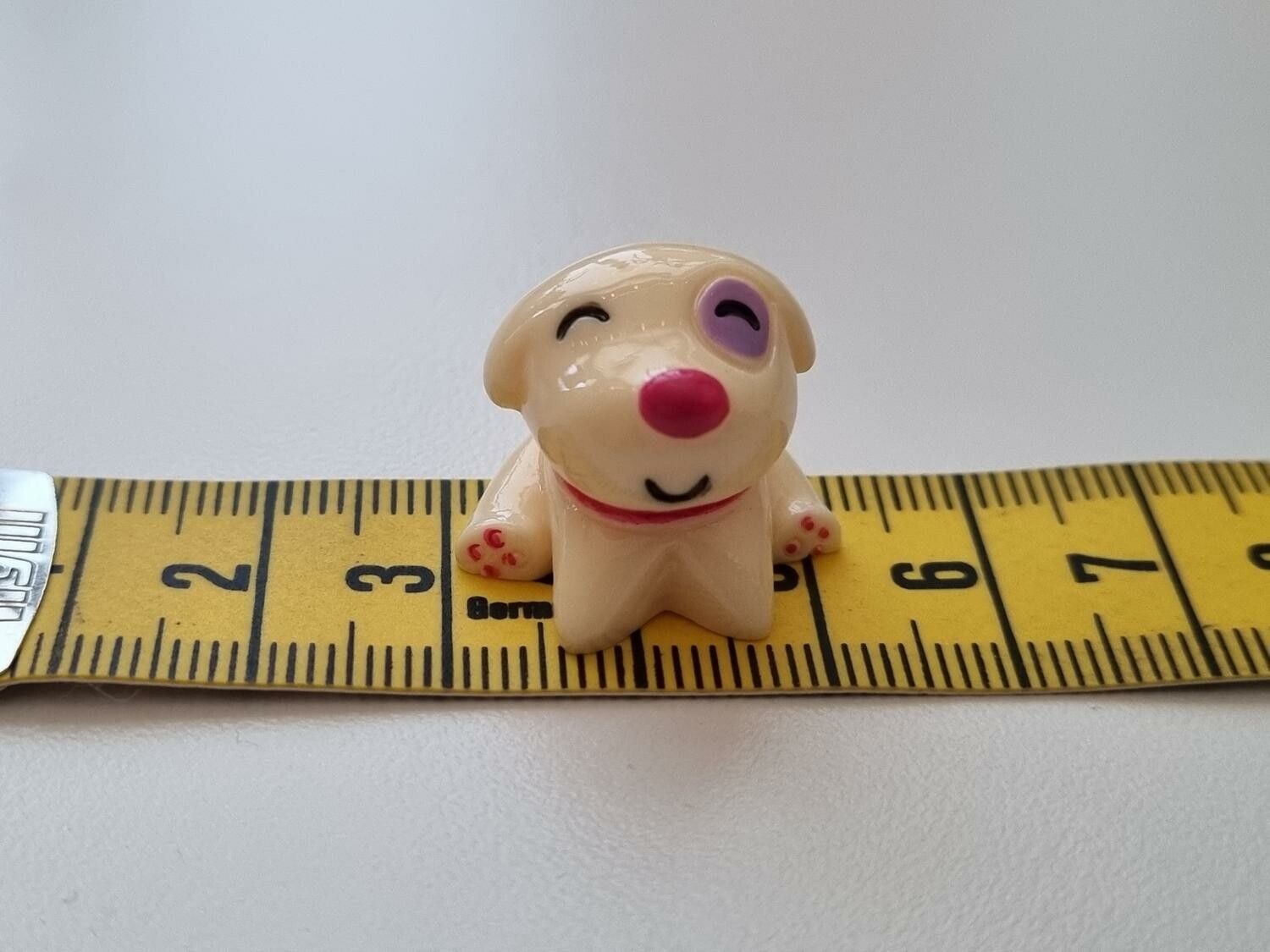 1 st glad liten hund, figur miniatyr (cremefärgad)