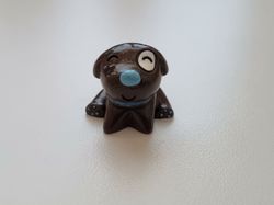 1 st glad liten hund, figur miniatyr (mörkbrun)