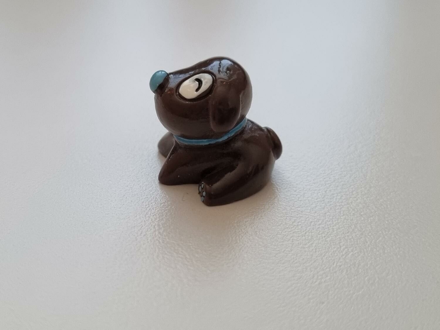 1 st glad liten hund, figur miniatyr (mörkbrun)