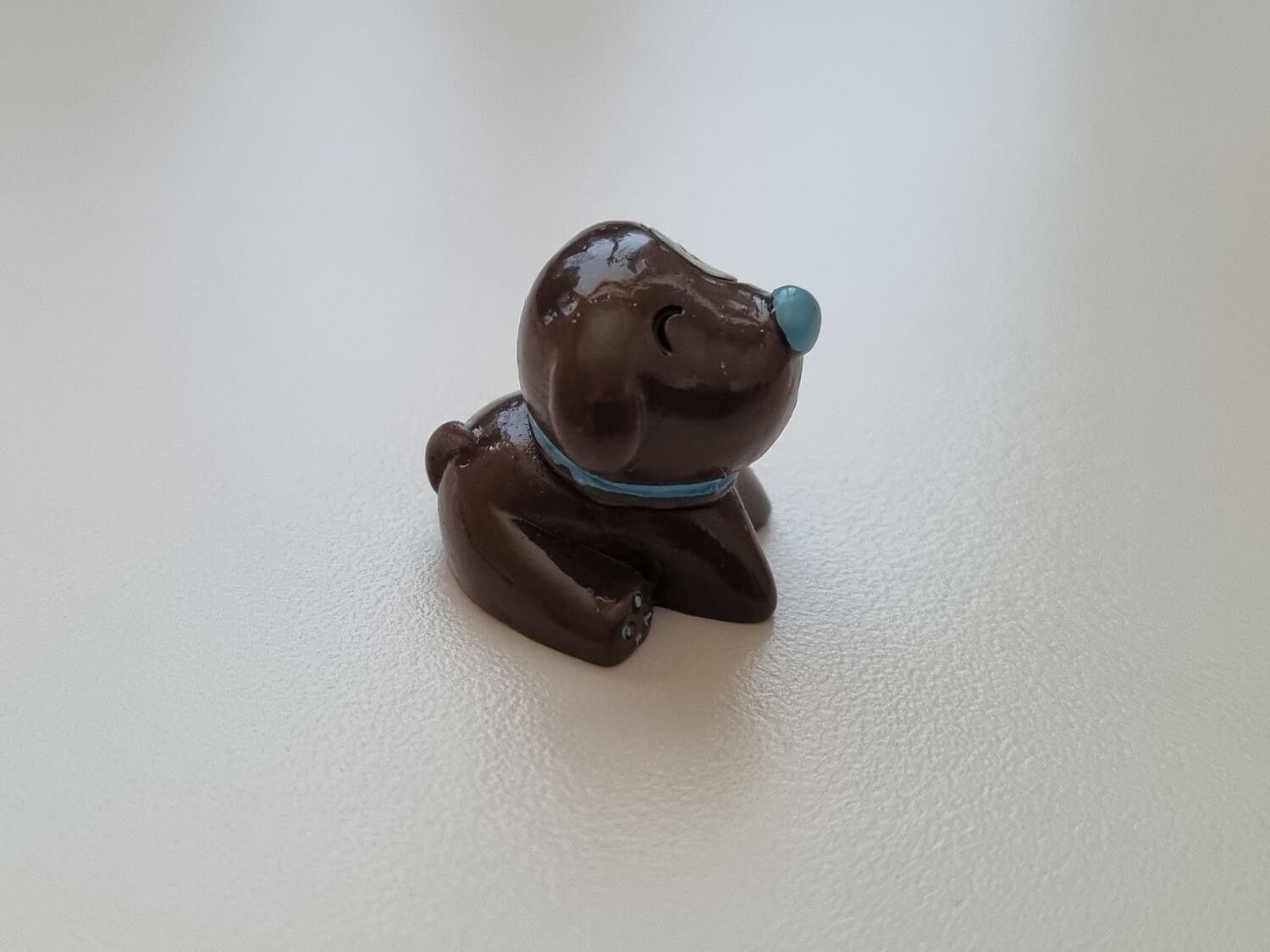 1 st glad liten hund, figur miniatyr (mörkbrun)