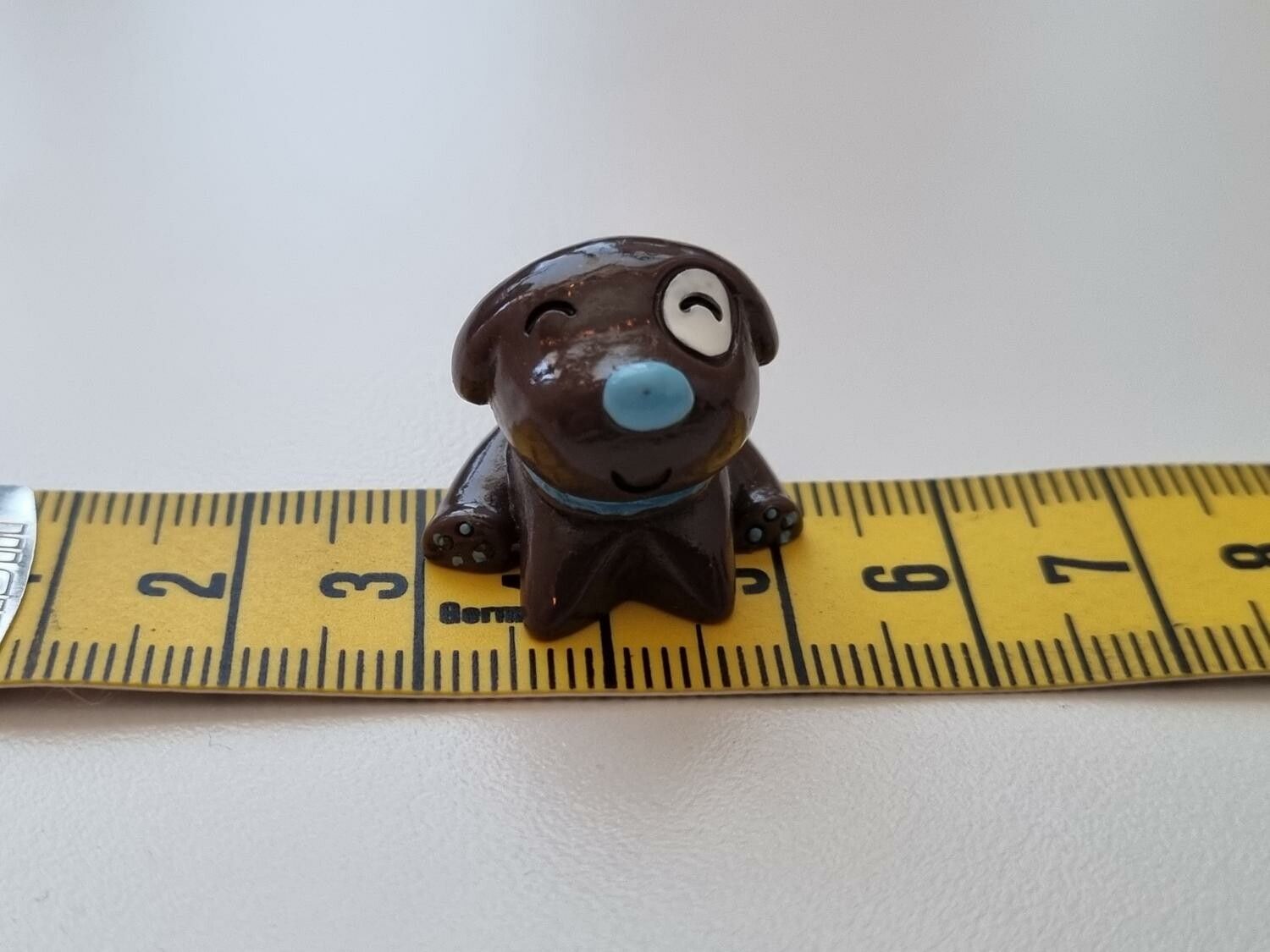 1 st glad liten hund, figur miniatyr (mörkbrun)