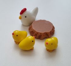 Miniatyr, figur - Kycklingfamilj. Höna, kycklingar och näste (5 delar)