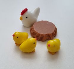 Miniatyr, figur - Kycklingfamilj. Höna, kycklingar och näste (5 delar)