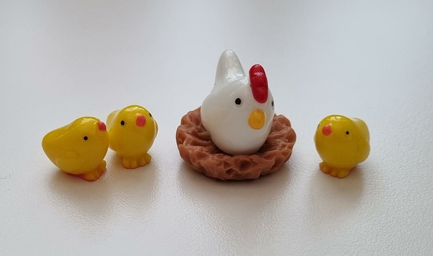 Miniatyr, figur - Kycklingfamilj. Höna, kycklingar och näste (5 delar)