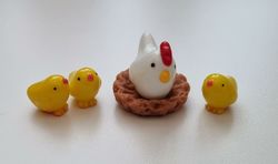 Miniatyr, figur - Kycklingfamilj. Höna, kycklingar och näste (5 delar)