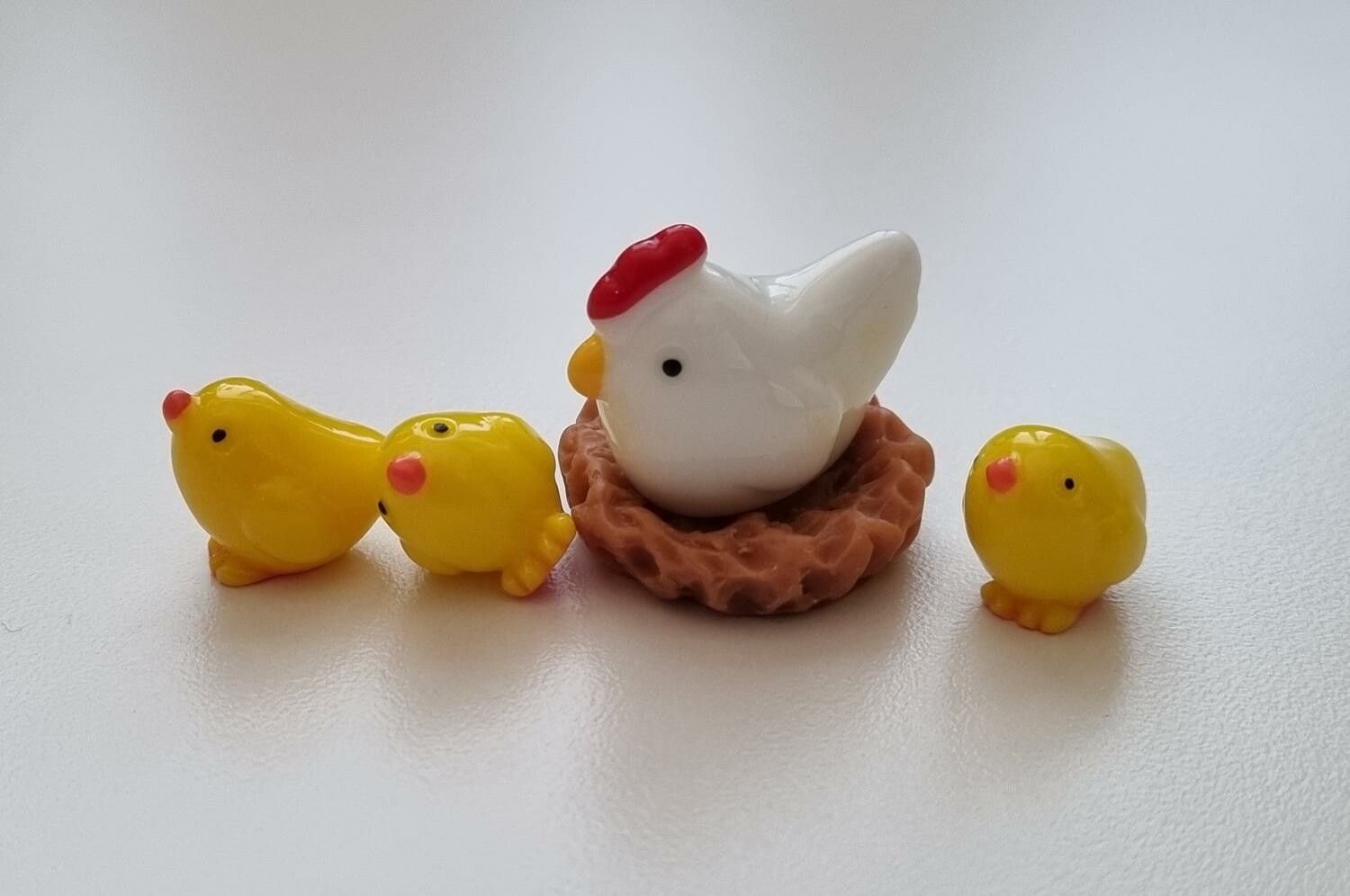 Miniatyr, figur - Kycklingfamilj. Höna, kycklingar och näste (5 delar)