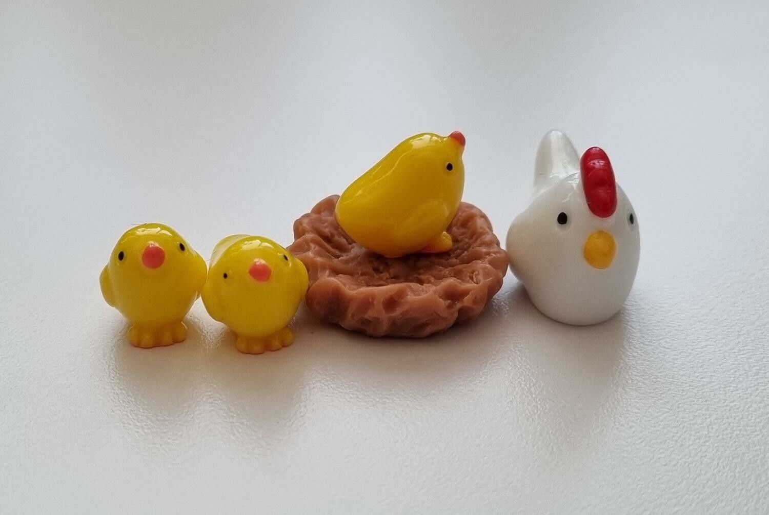 Miniatyr, figur - Kycklingfamilj. Höna, kycklingar och näste (5 delar)