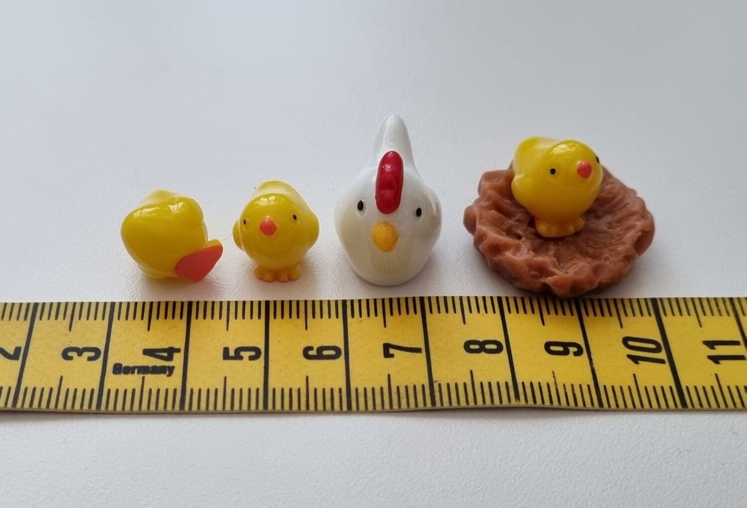 Miniatyr, figur - Kycklingfamilj. Höna, kycklingar och näste (5 delar)