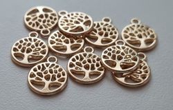 10 st fina träd berlocker charms (guldfärgade)
