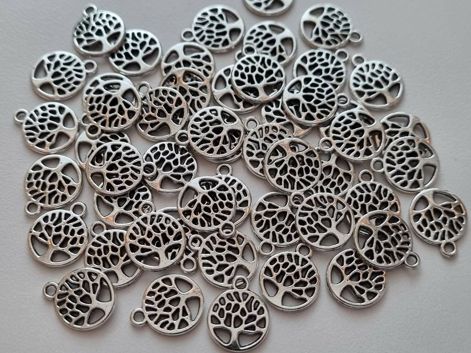 10 st fina träd berlocker charms (silverfärgade)