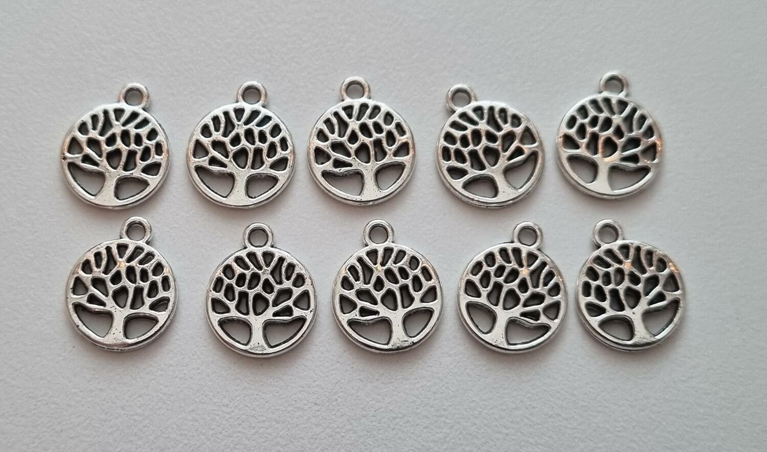 10 st fina träd berlocker charms (silverfärgade)
