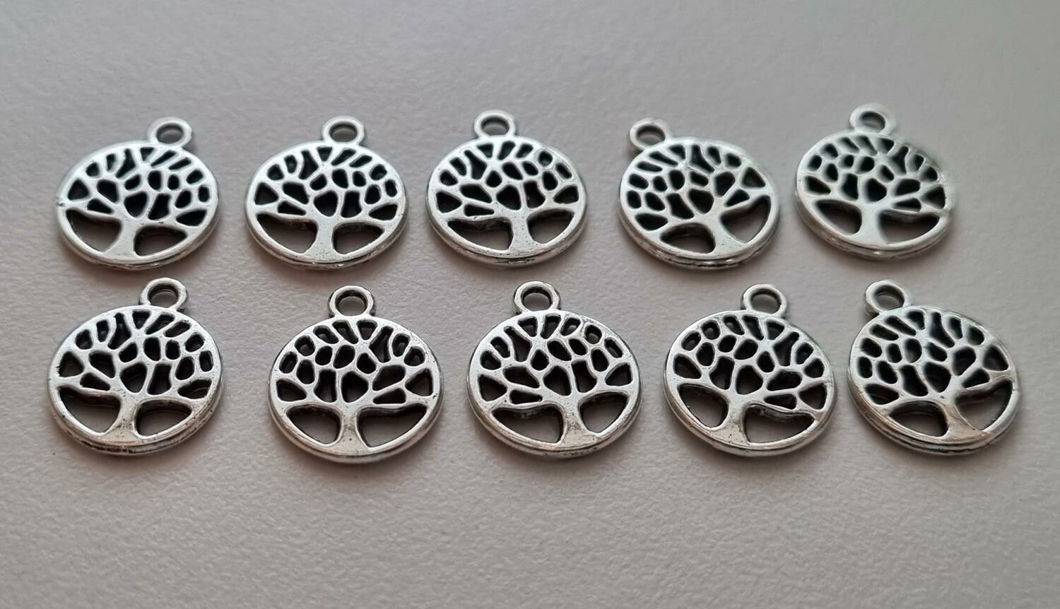 10 st fina träd berlocker charms (silverfärgade)