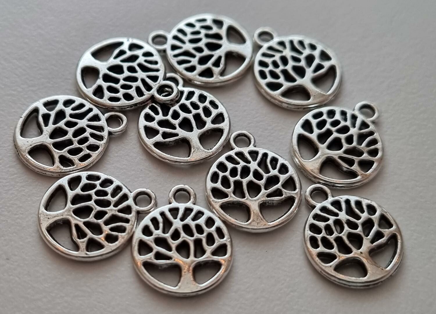 10 st fina träd berlocker charms (silverfärgade)