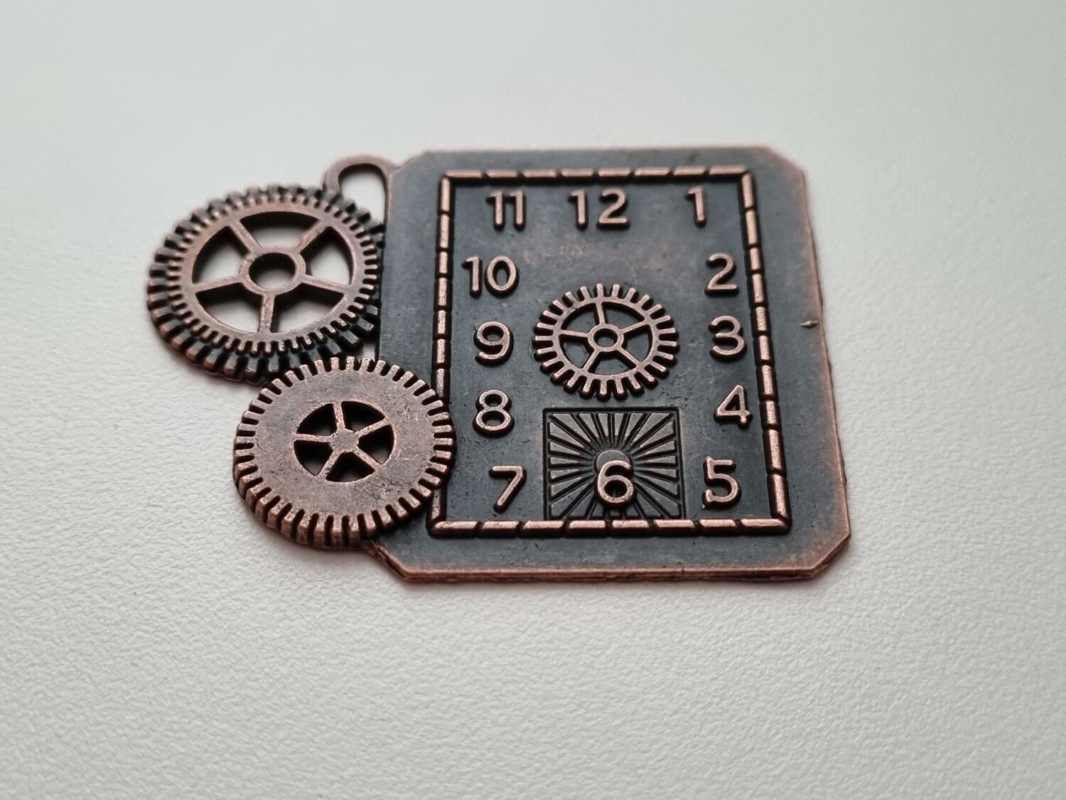 Stor berlock i steampunk, kopparfärgad klockberlock