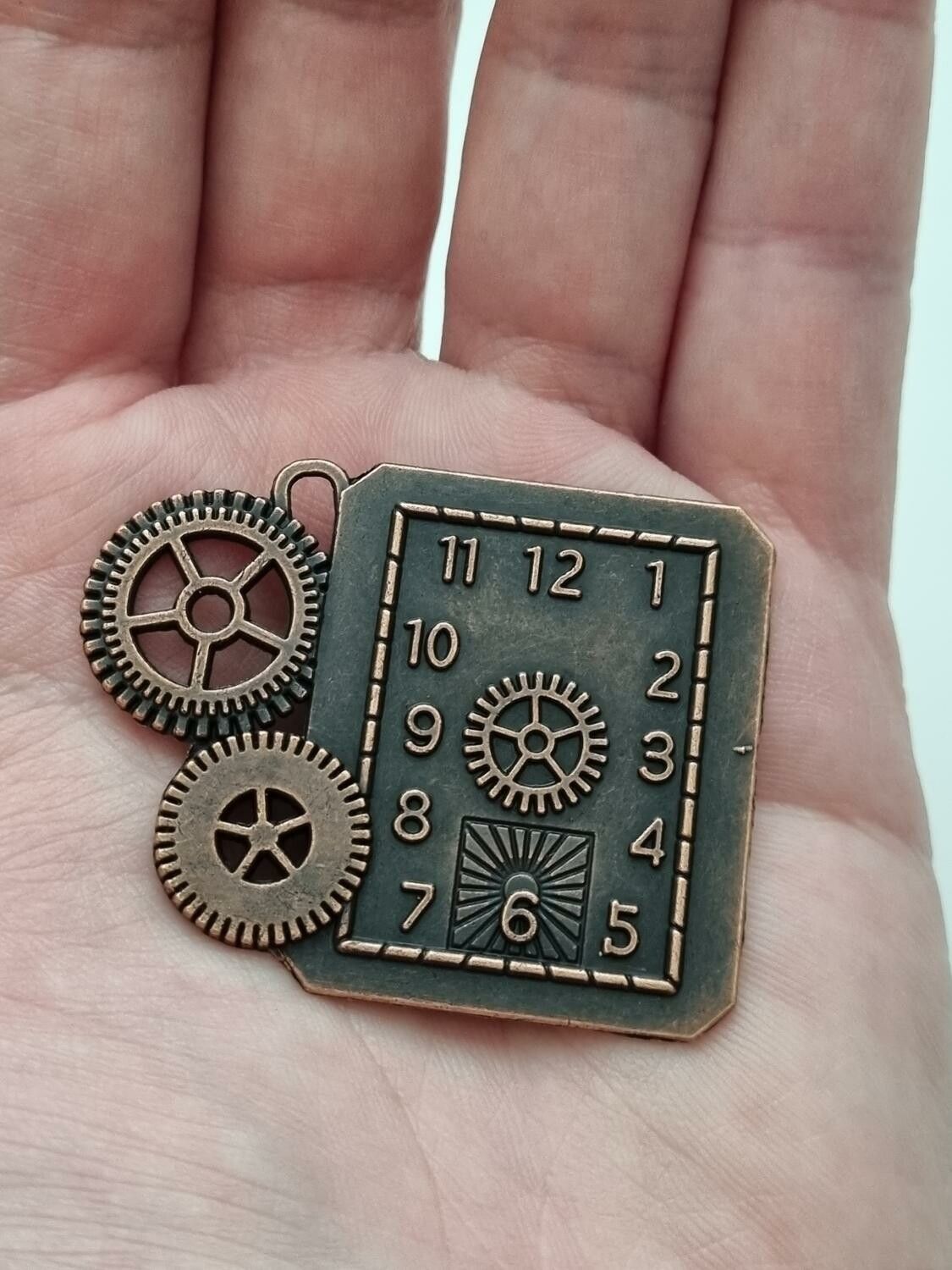 Stor berlock i steampunk, kopparfärgad klockberlock