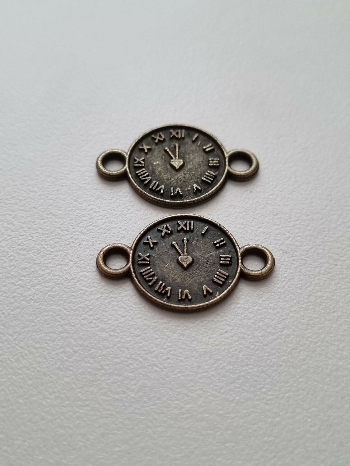 Fina berlocker klockor i steampunk, klockberlocker med dubbla öglor