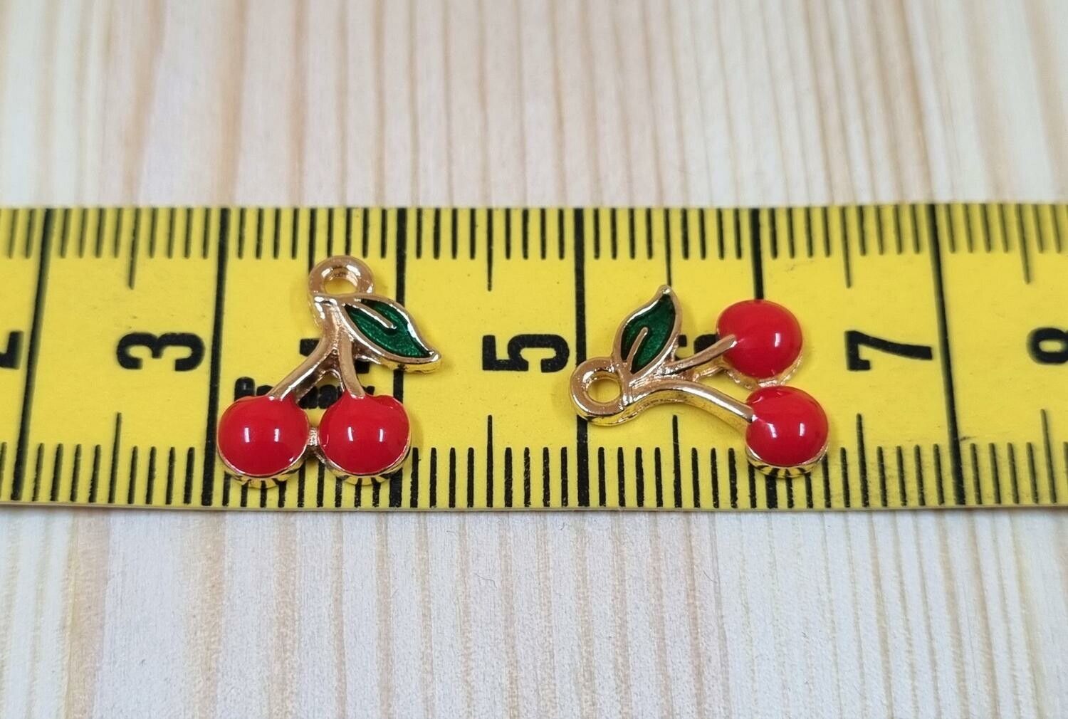 2 st tjusiga körsbär i vacker emalj, söta berlocker