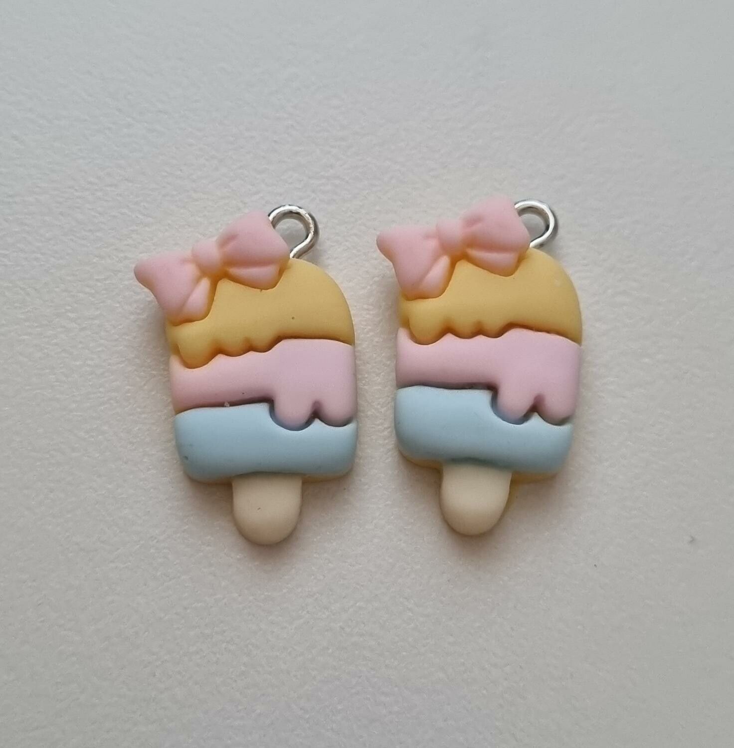 2 st söta glassberlocker, glasspinnar hänge charm