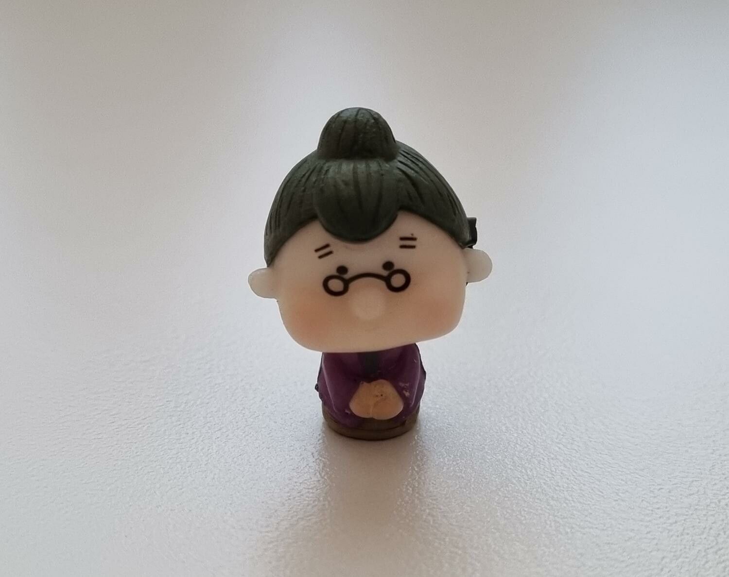 Miniatyr, figur - Söt liten gumma (lila kläder)