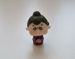 Miniatyr, figur - Söt liten gumma (lila kläder)
