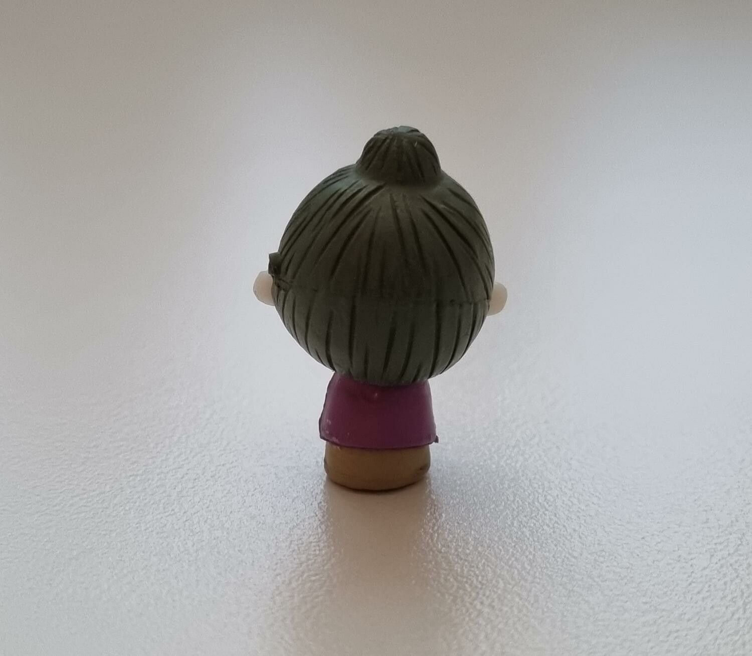Miniatyr, figur - Söt liten gumma (lila kläder)
