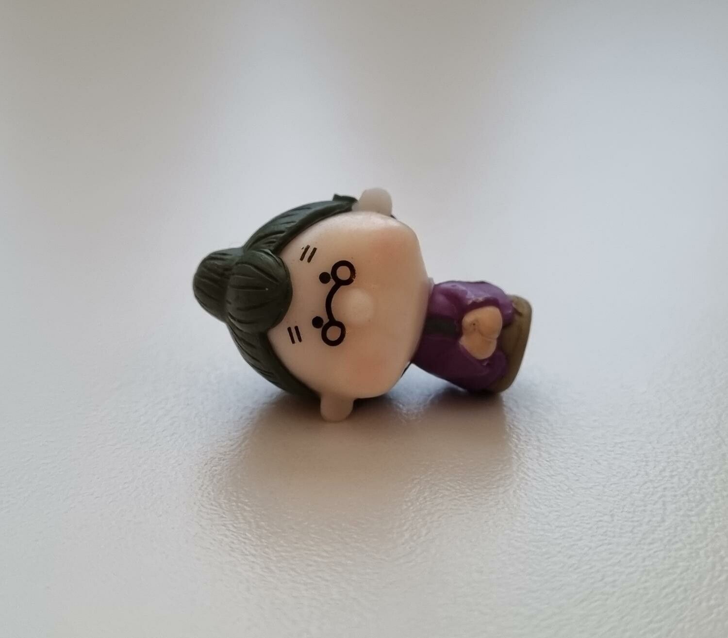 Miniatyr, figur - Söt liten gumma (lila kläder)