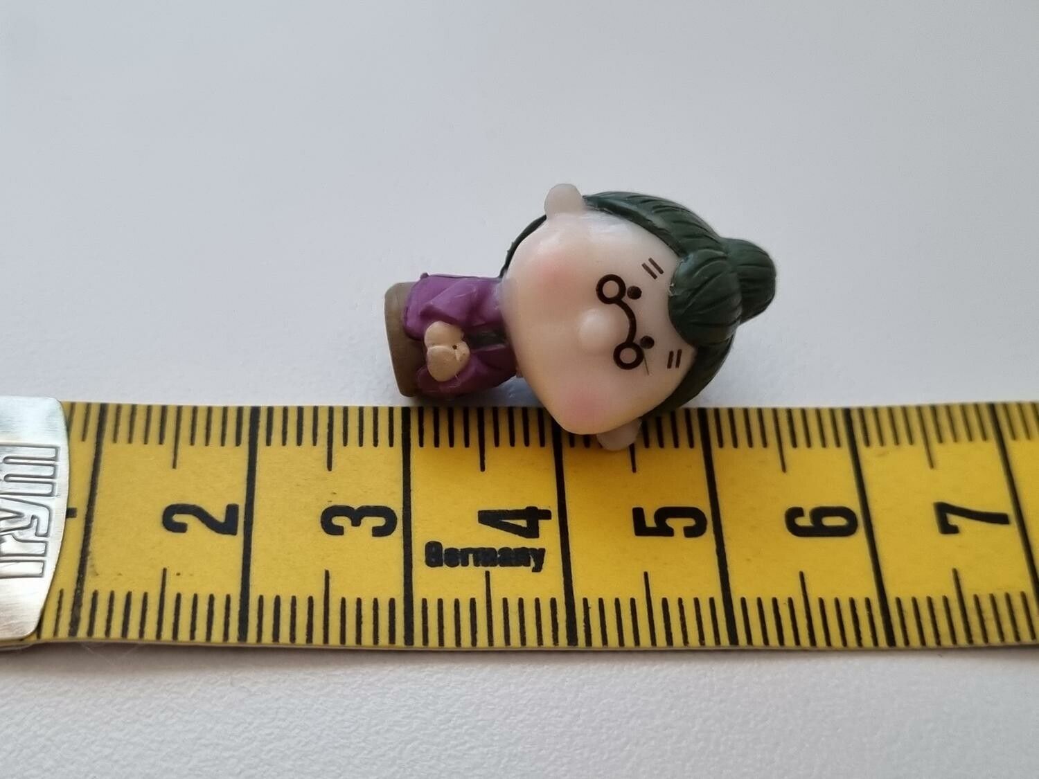 Miniatyr, figur - Söt liten gumma (lila kläder)