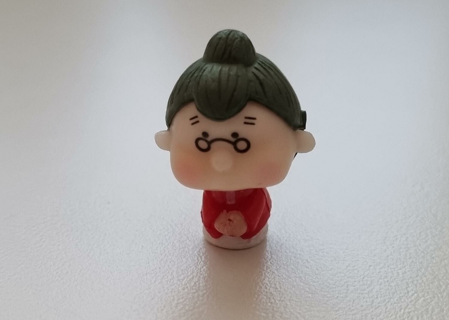 Miniatyr, figur - Söt liten gumma (röda kläder)