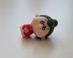Miniatyr, figur - Söt liten gumma (röda kläder)