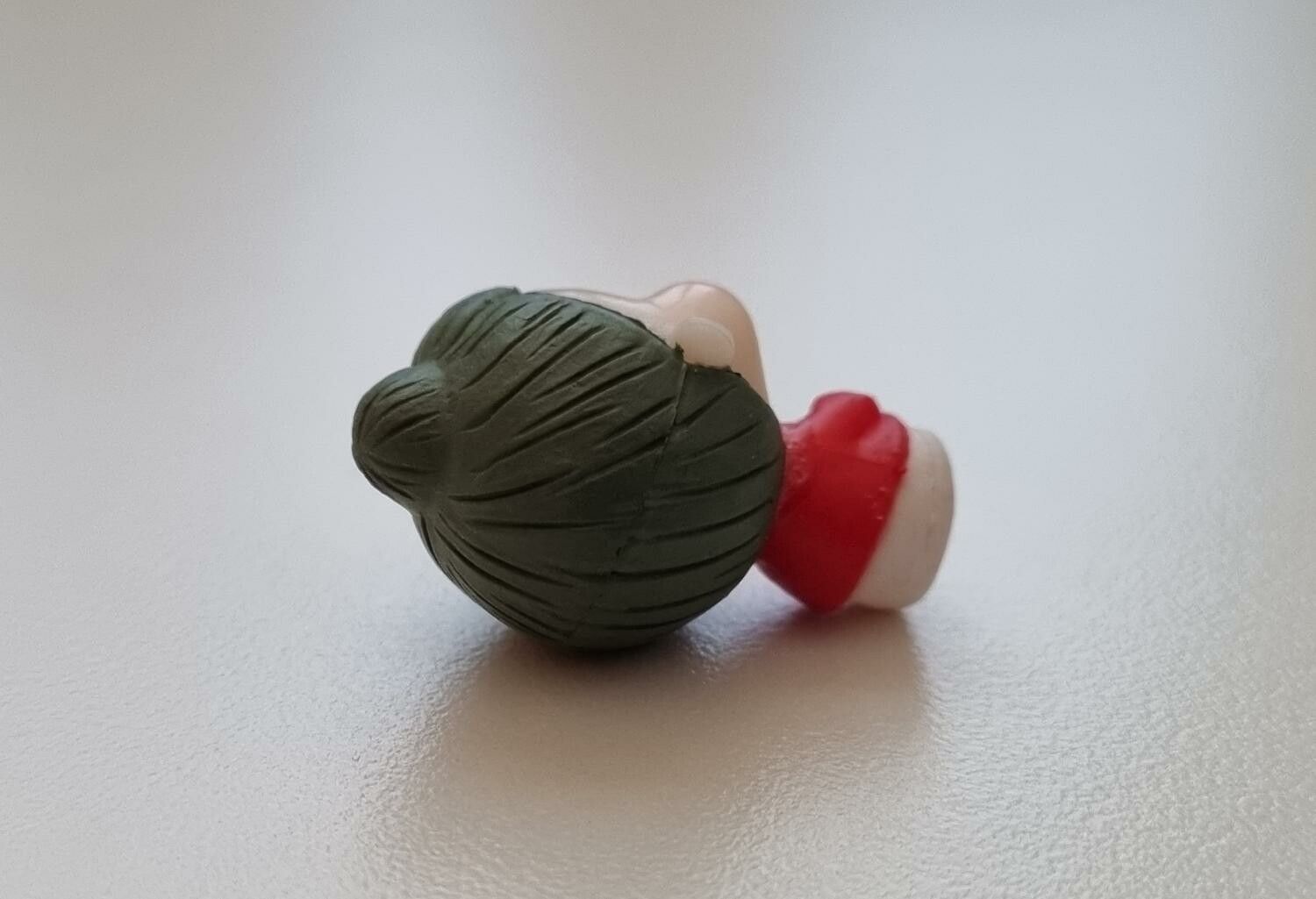 Miniatyr, figur - Söt liten gumma (röda kläder)