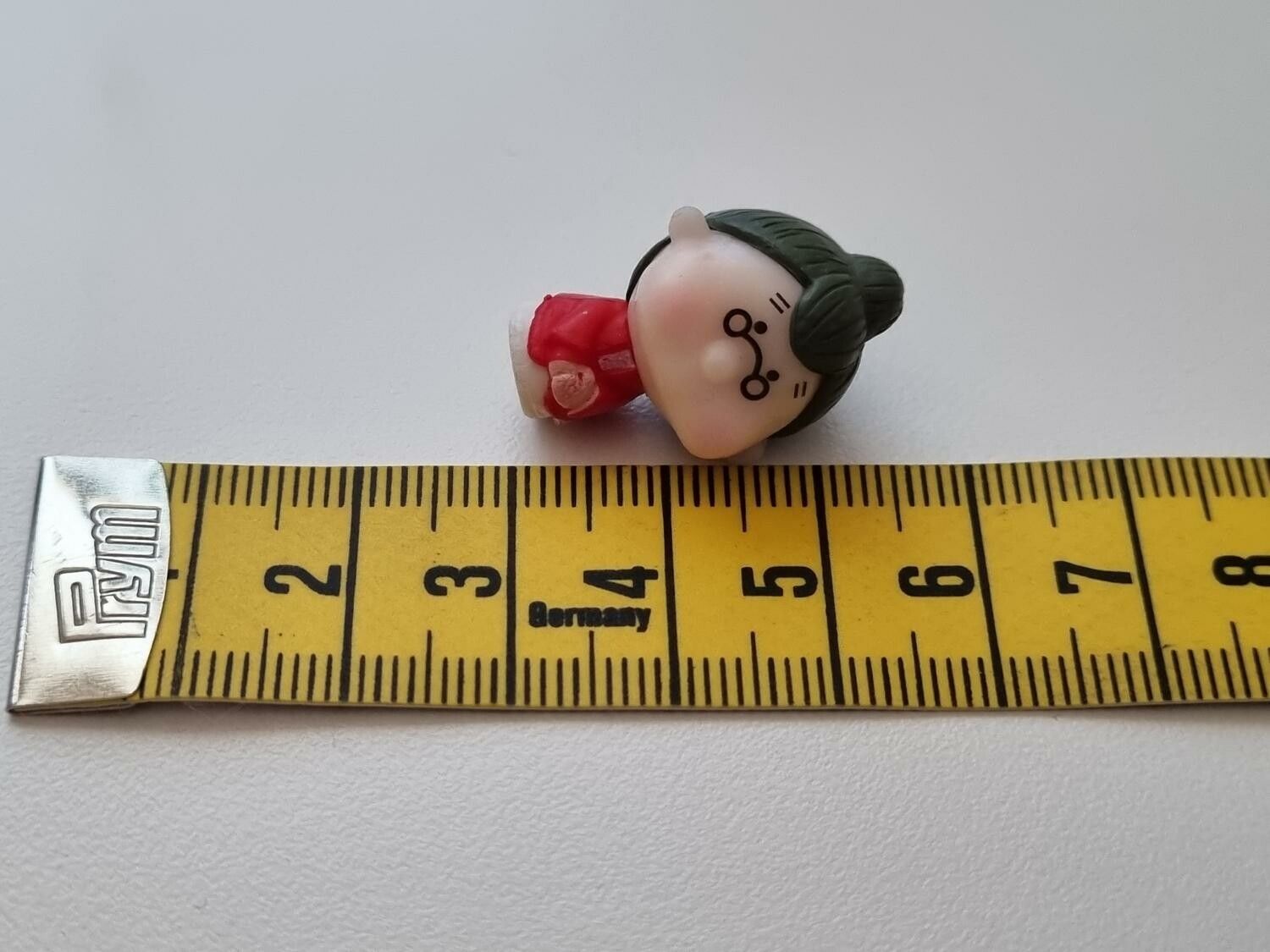 Miniatyr, figur - Söt liten gumma (röda kläder)