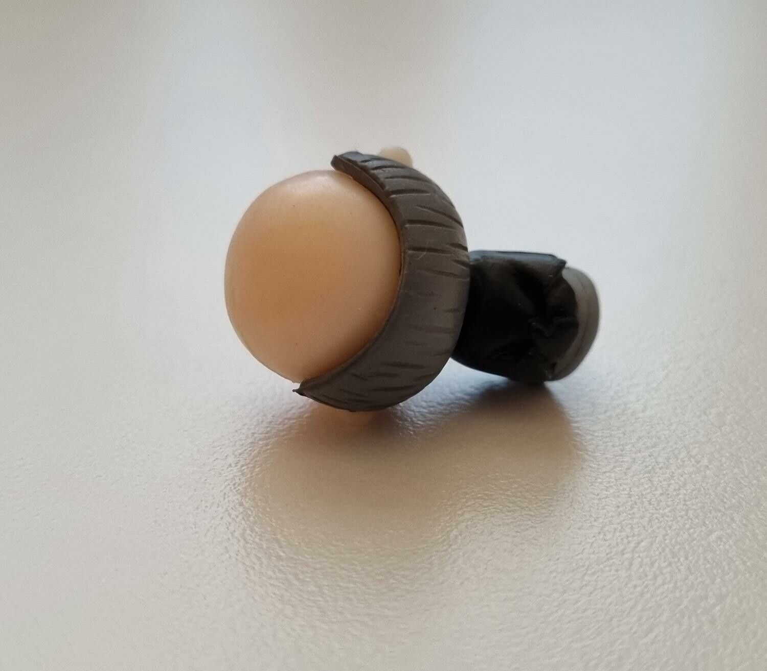 Miniatyr, figur - Funderande herre (svarta kläder)