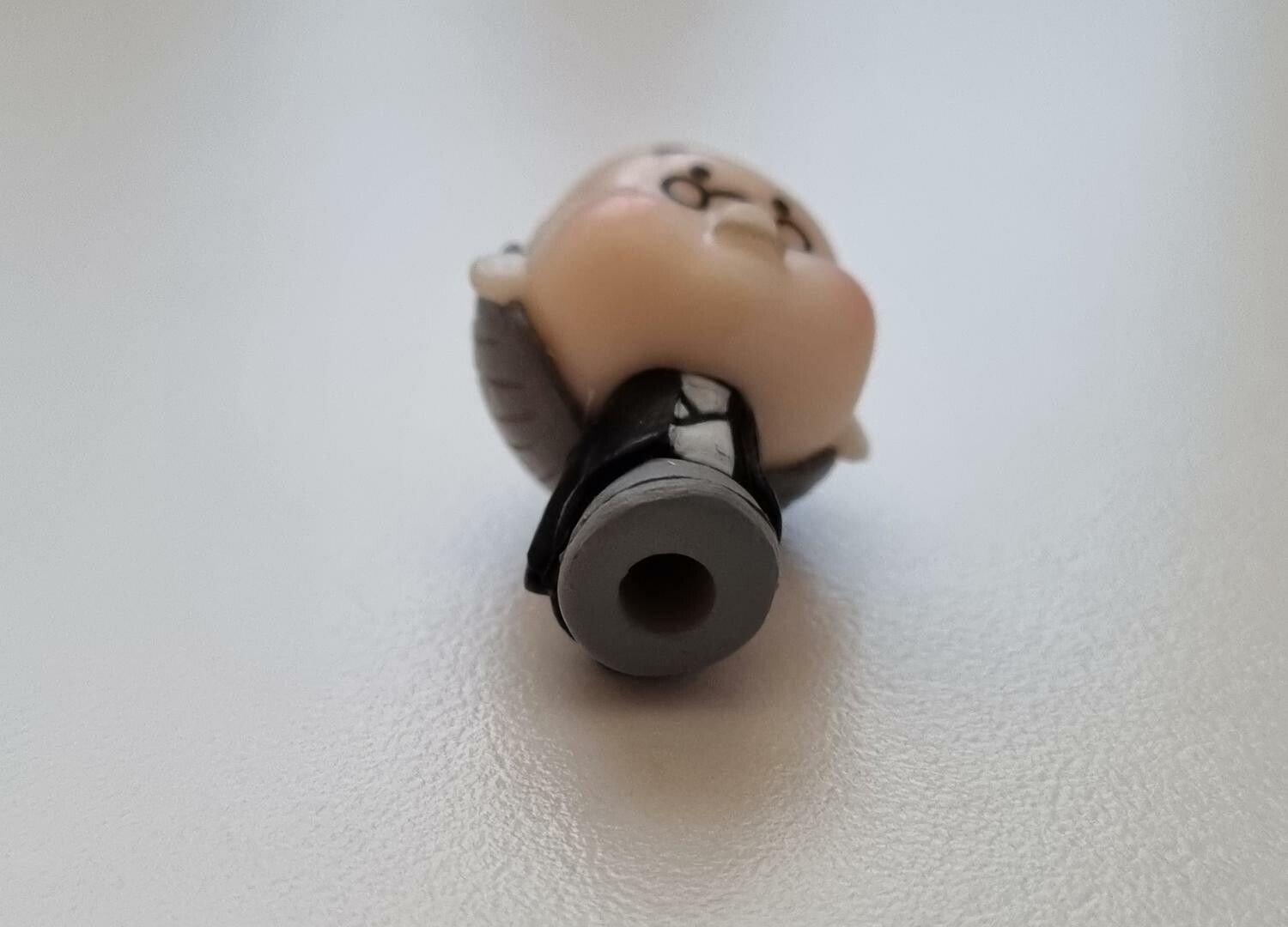 Miniatyr, figur - Funderande herre (svarta kläder)
