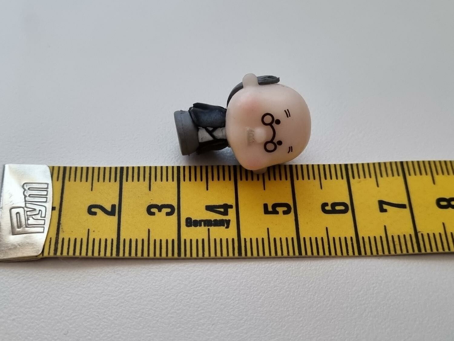 Miniatyr, figur - Funderande herre (svarta kläder)