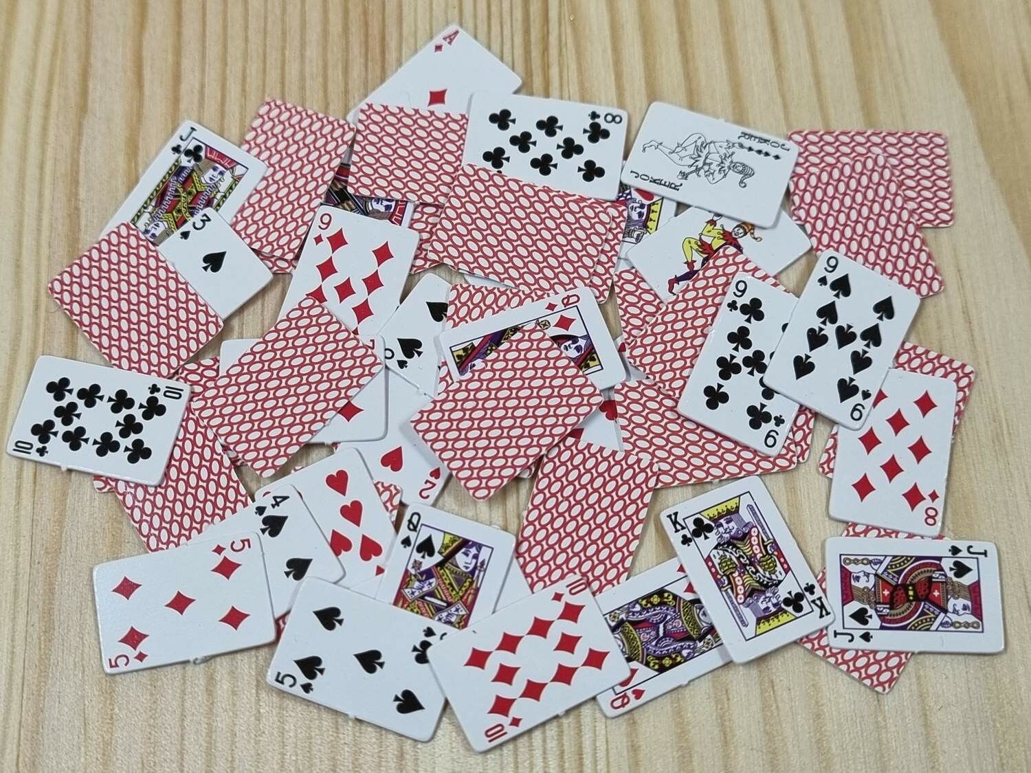 Mini kortlek, Miniatyr till dockhuset tittskåp poker (54 kort + två askar)