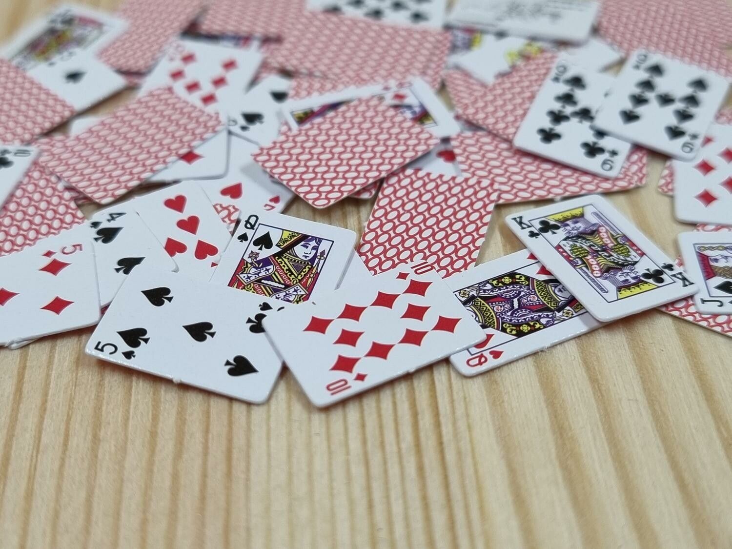 Mini kortlek, Miniatyr till dockhuset tittskåp poker (54 kort + två askar)