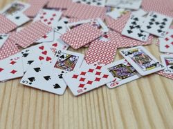 Mini kortlek, Miniatyr till dockhuset tittskåp poker (54 kort + två askar)
