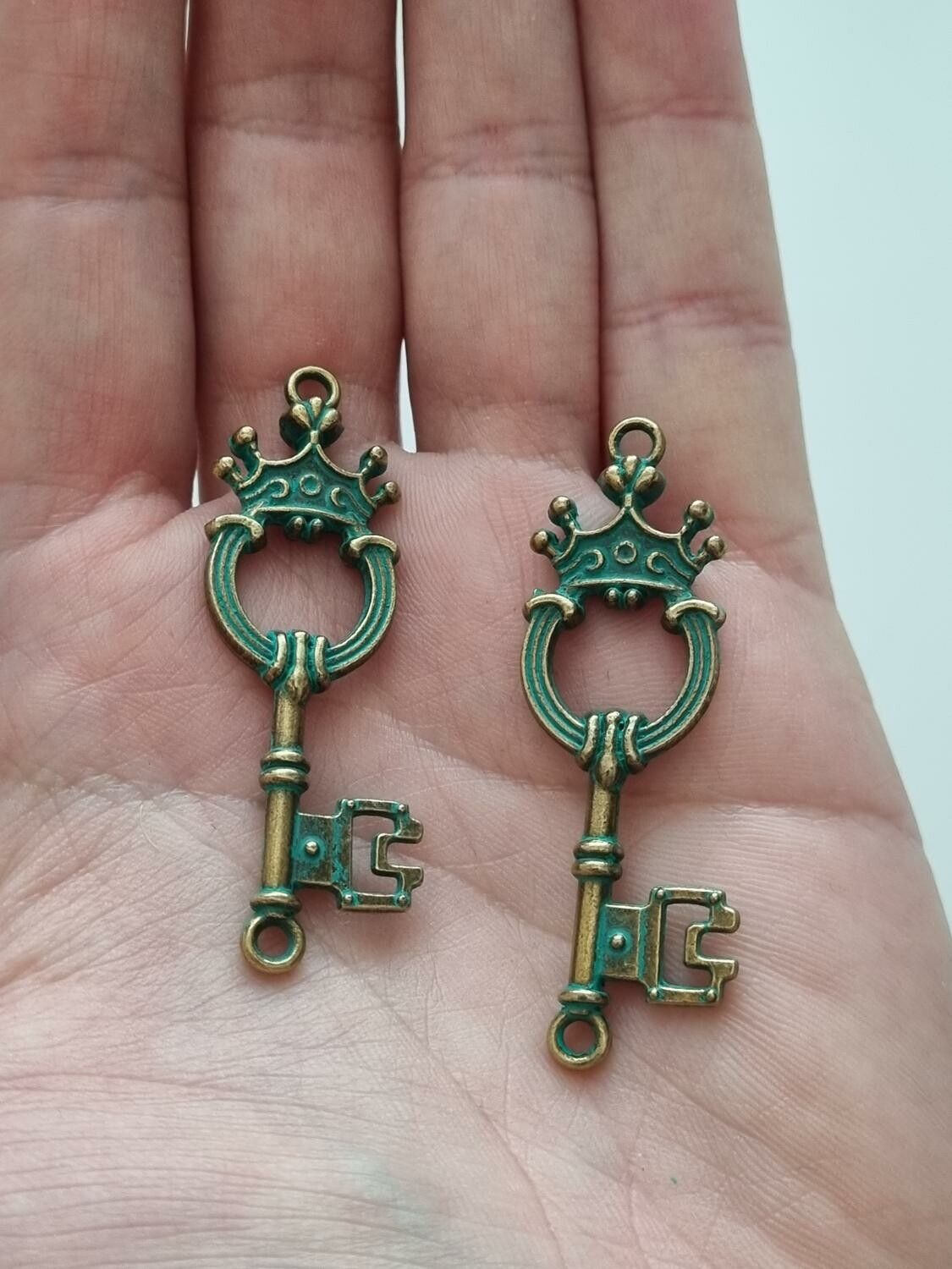 2 st vintageliknande nycklar, retro nycklar berlocker