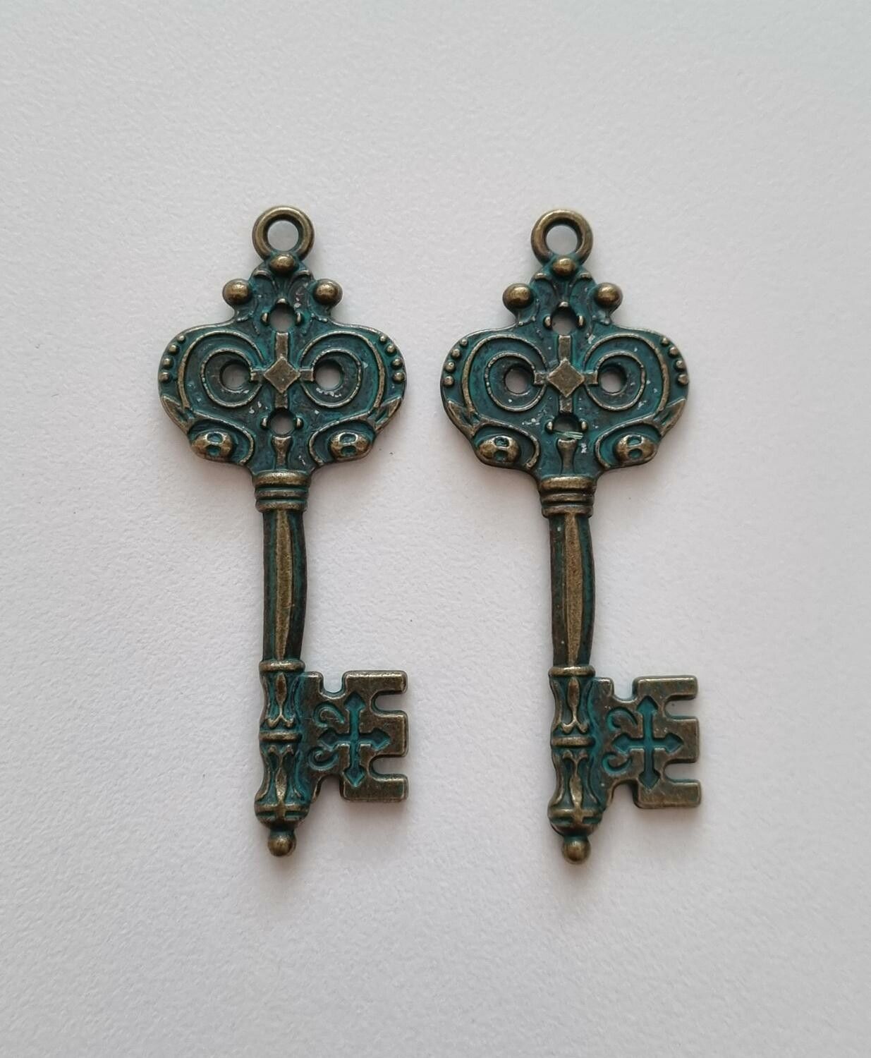 2 st vintageliknande nycklar, retro nycklar berlocker