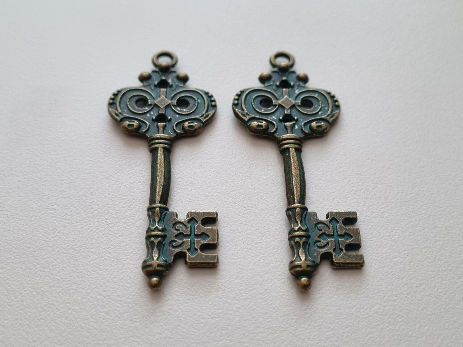 2 st vintageliknande nycklar, retro nycklar berlocker