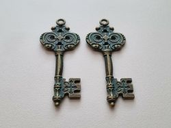 2 st vintageliknande nycklar, retro nycklar berlocker