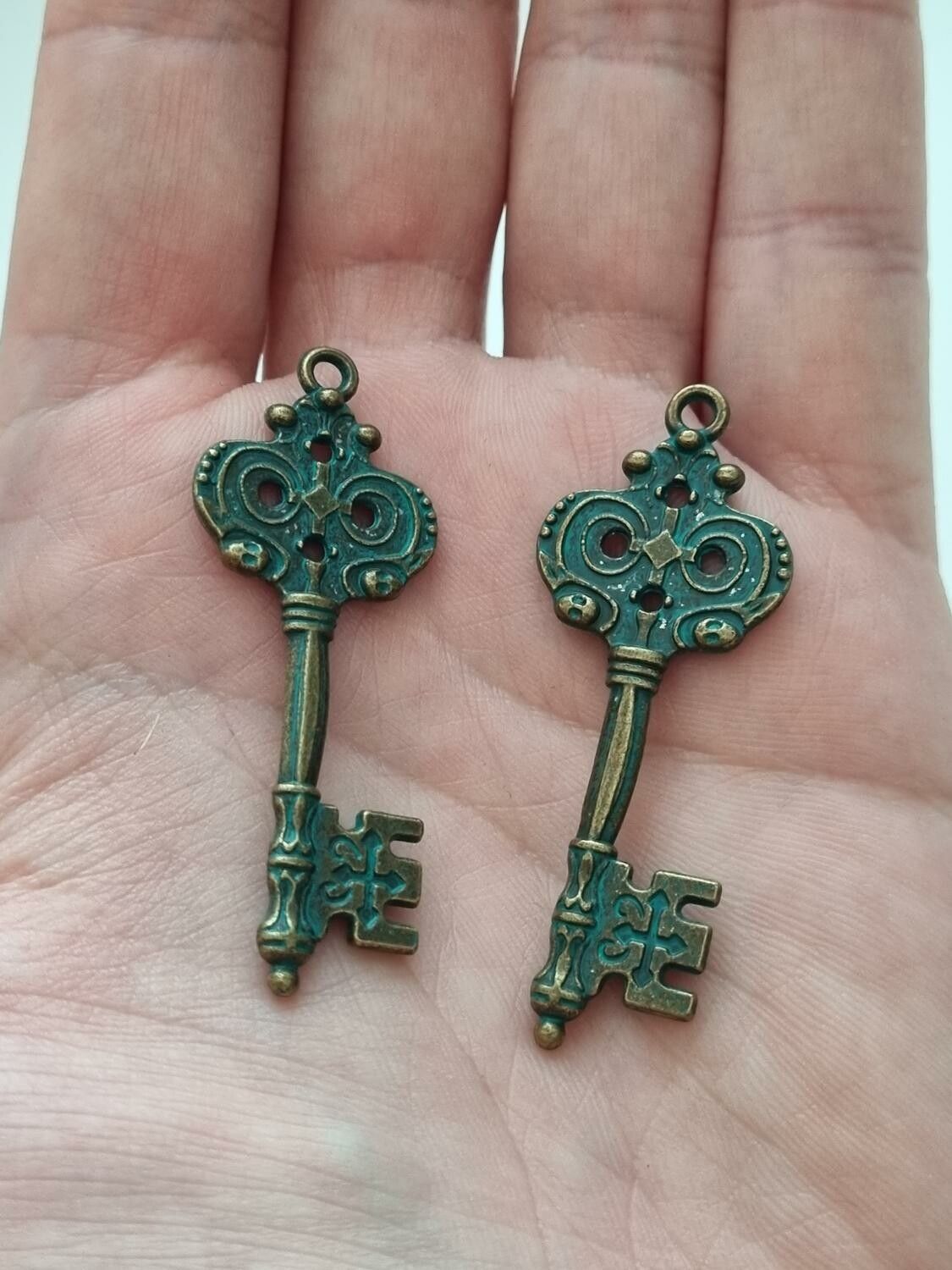2 st vintageliknande nycklar, retro nycklar berlocker
