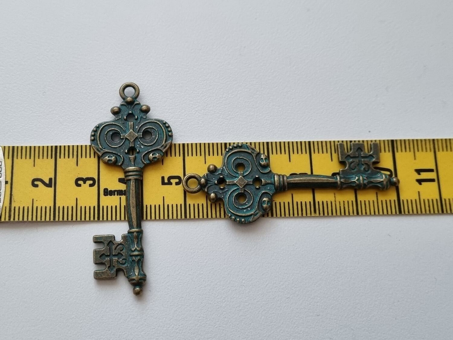 2 st vintageliknande nycklar, retro nycklar berlocker