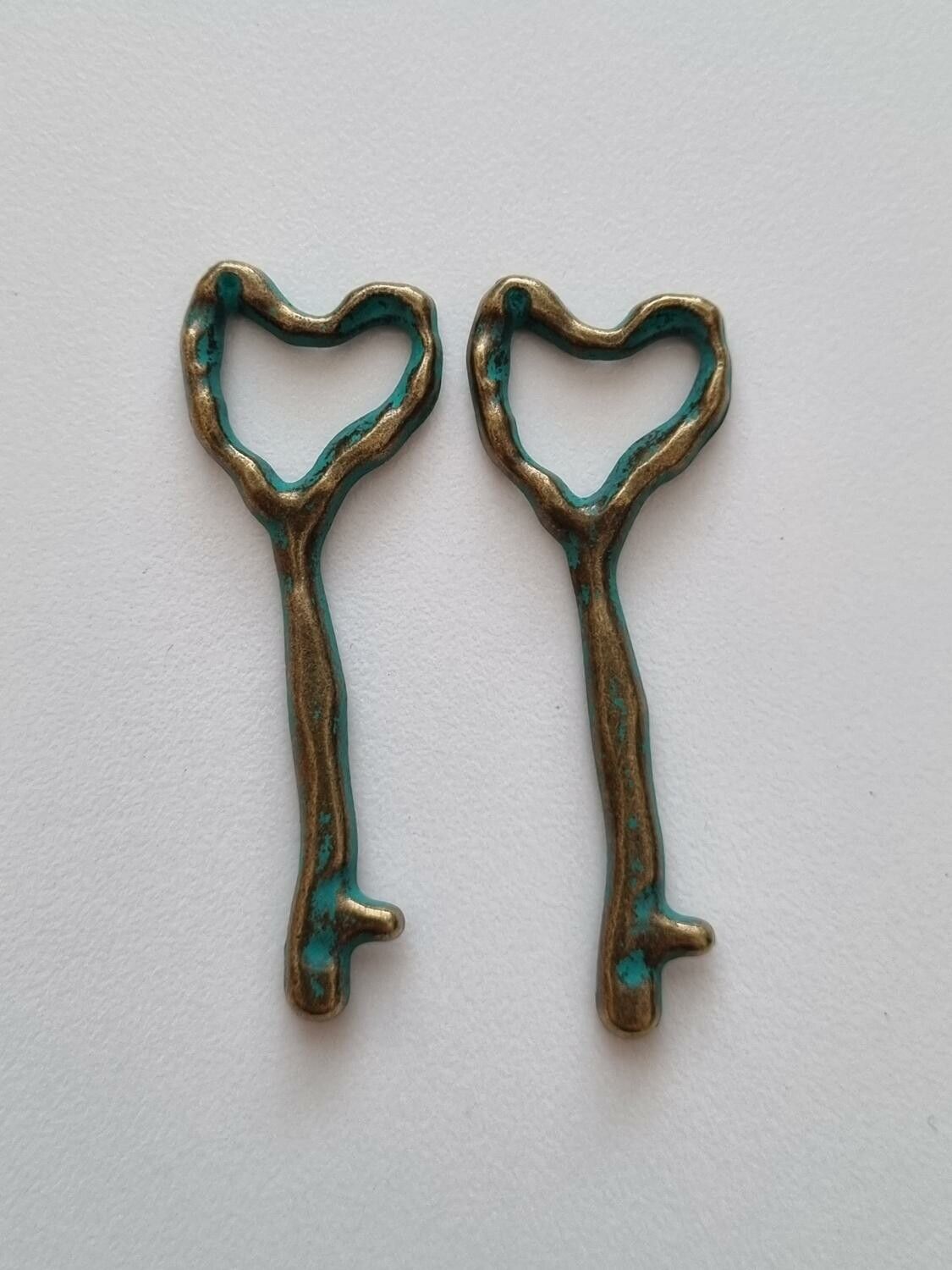 2 st vintageliknande nycklar, retro nycklar berlocker