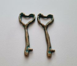 2 st vintageliknande nycklar, retro nycklar berlocker