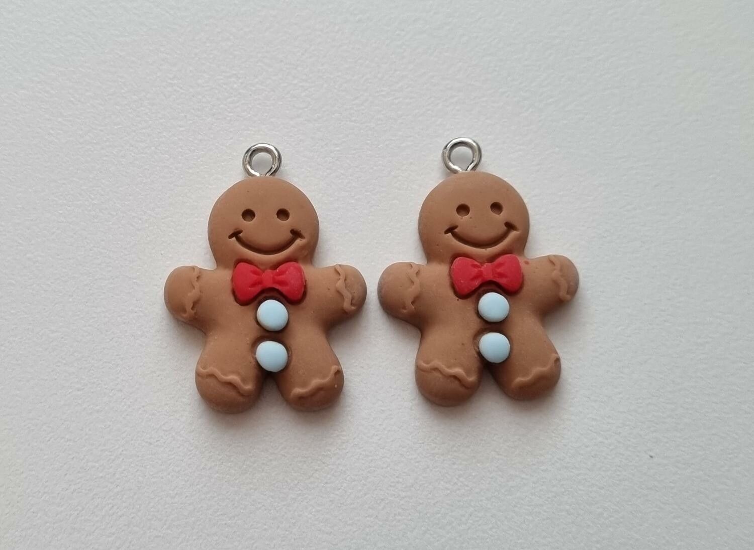 2 st glada pepparkaksgubbar med röda flugor och blå knappar