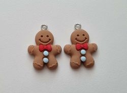 2 st glada pepparkaksgubbar med röda flugor och blå knappar