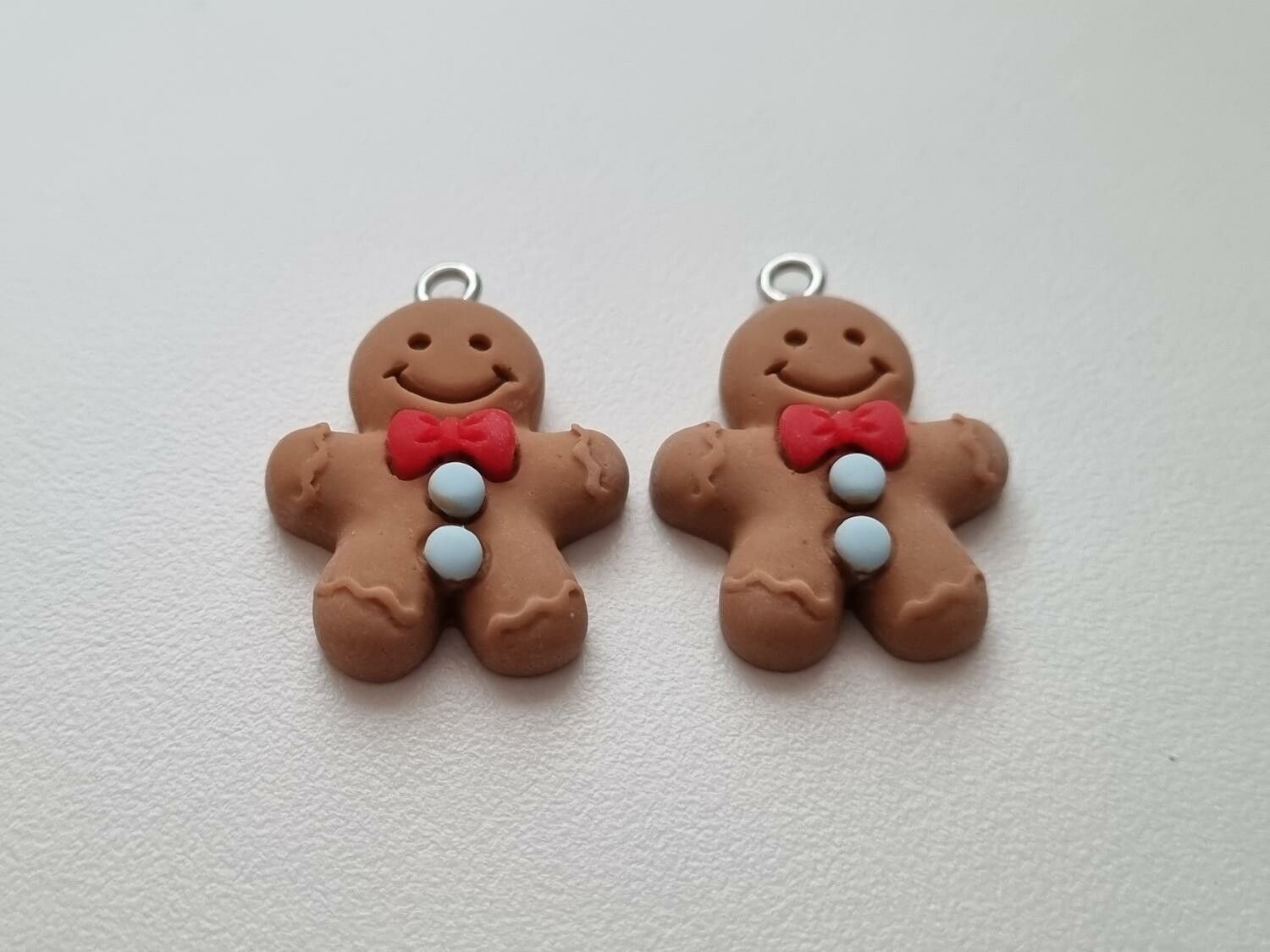 2 st glada pepparkaksgubbar med röda flugor och blå knappar
